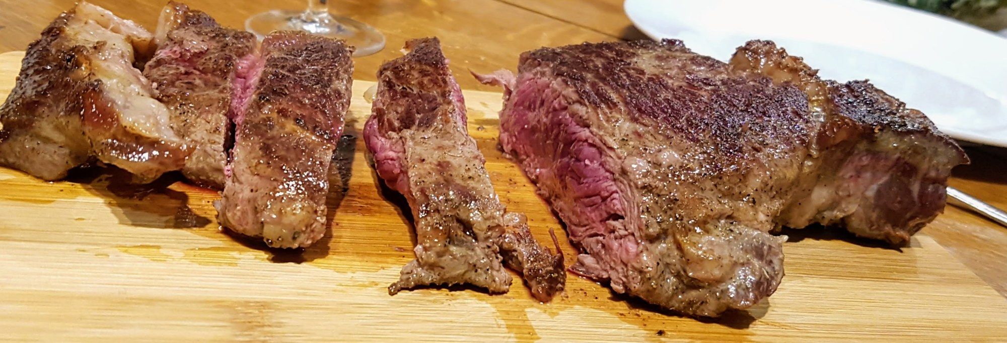Côte de bœuf Brassica grillée et tranchée sur une planche