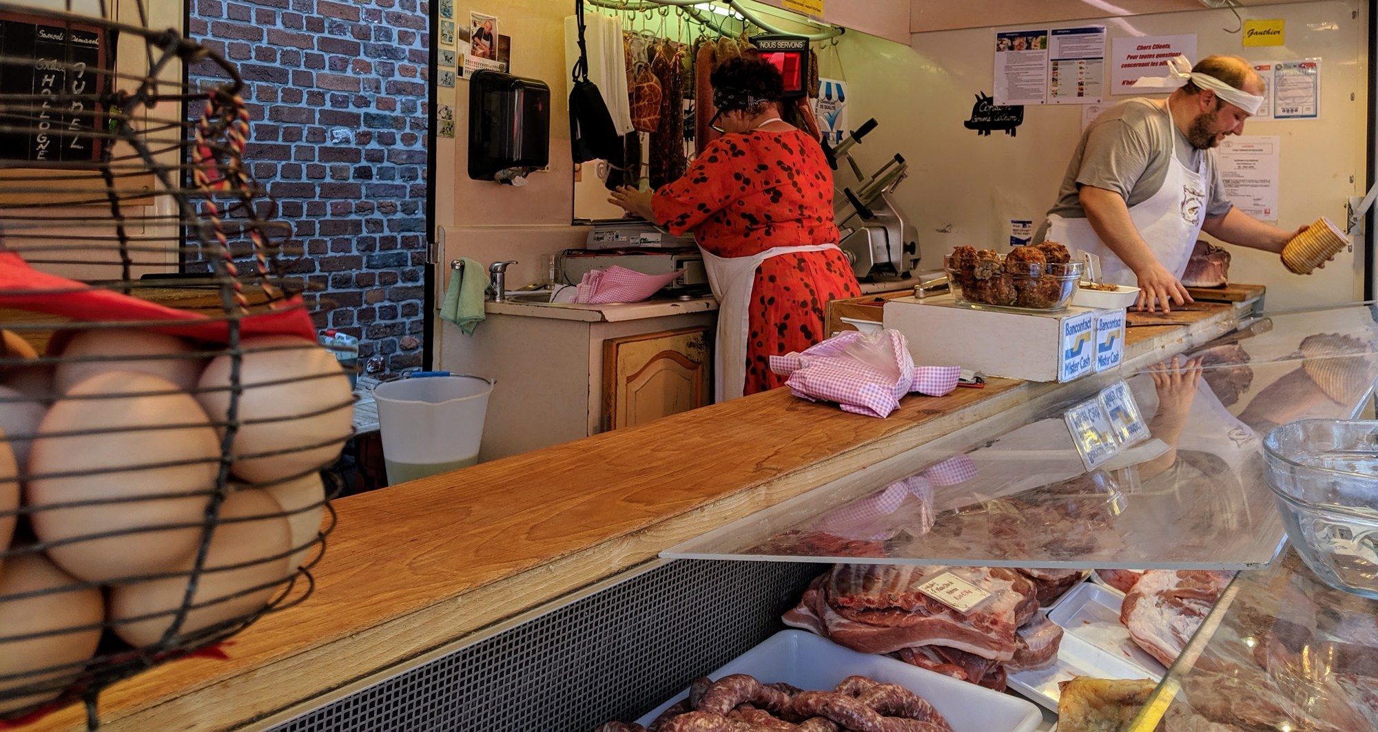 Christiane et Gauthier au travail dans le camion-boucherie Saveurs d'Autrefois