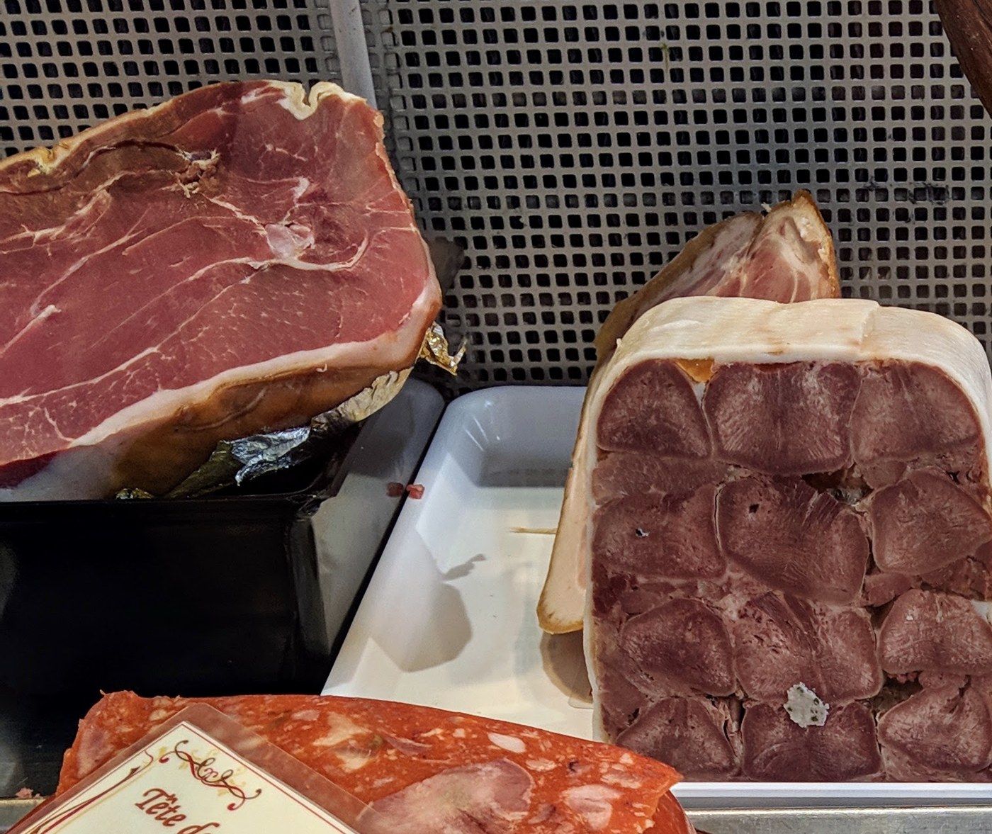 Jambon à l'os entamé dans la vitrine Saveurs d'Autrefois