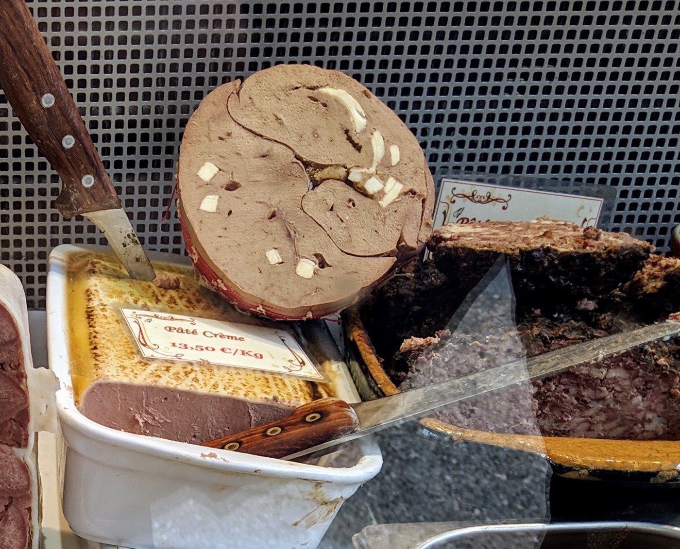 Pâtés maison entamés dans la vitrine Saveurs d'Autrefois