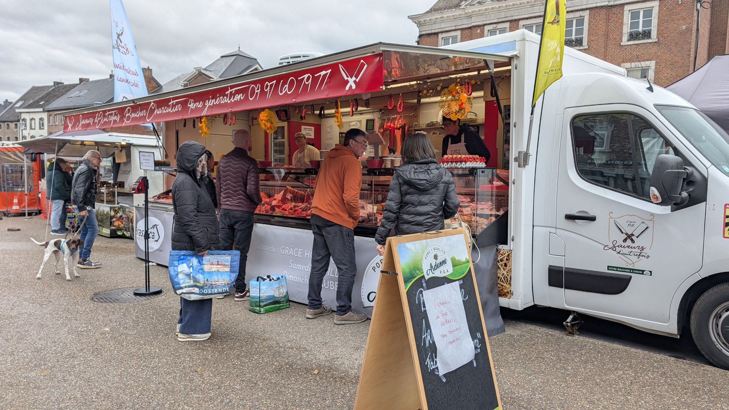 Le camion-boucherie Saveurs d'Autrefois et sa vitrine sur le marché d'Aubel, un dimanche matin