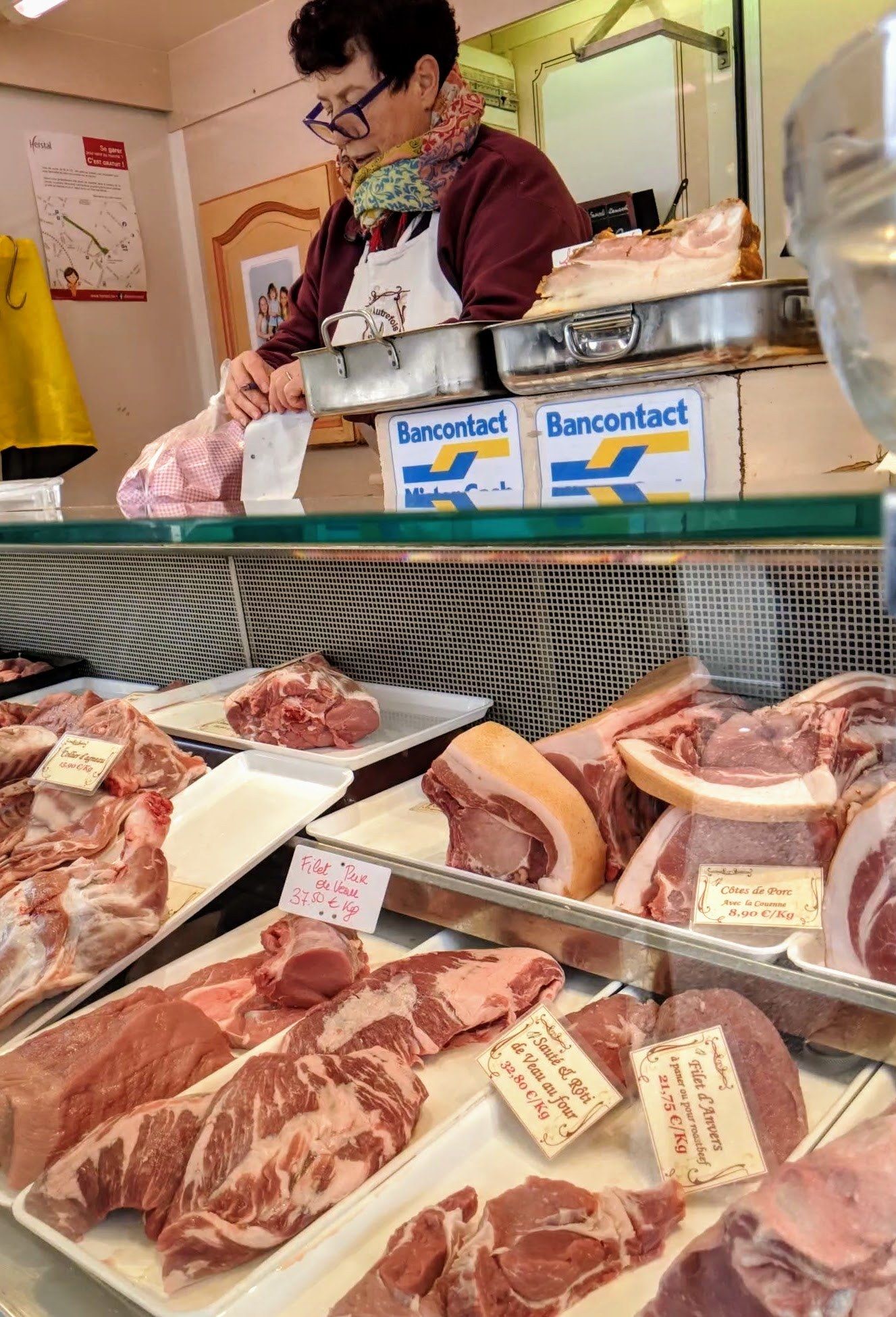 Christiane derrière la vitrine de viandes fraîches